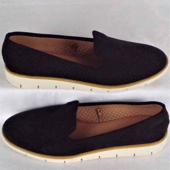 QUPID size 7 black flat-heel sneakers cushioned insoles perforated fabric uppers - Picture 1 of 15